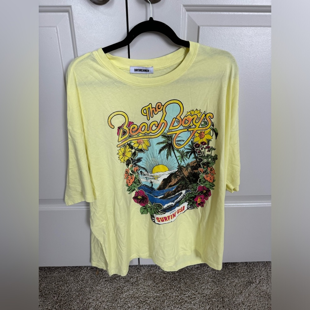 Daydreamer The Beach Boy's One Size Graphic Top. ⚡️💛